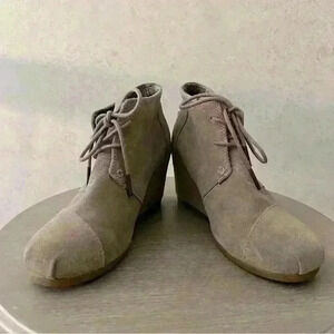 TOMS 8 WOMENS TAN WEDGE ANKLE BOOTIE Faux Suede Preppy Fall Hipster‎ Girly Shoes